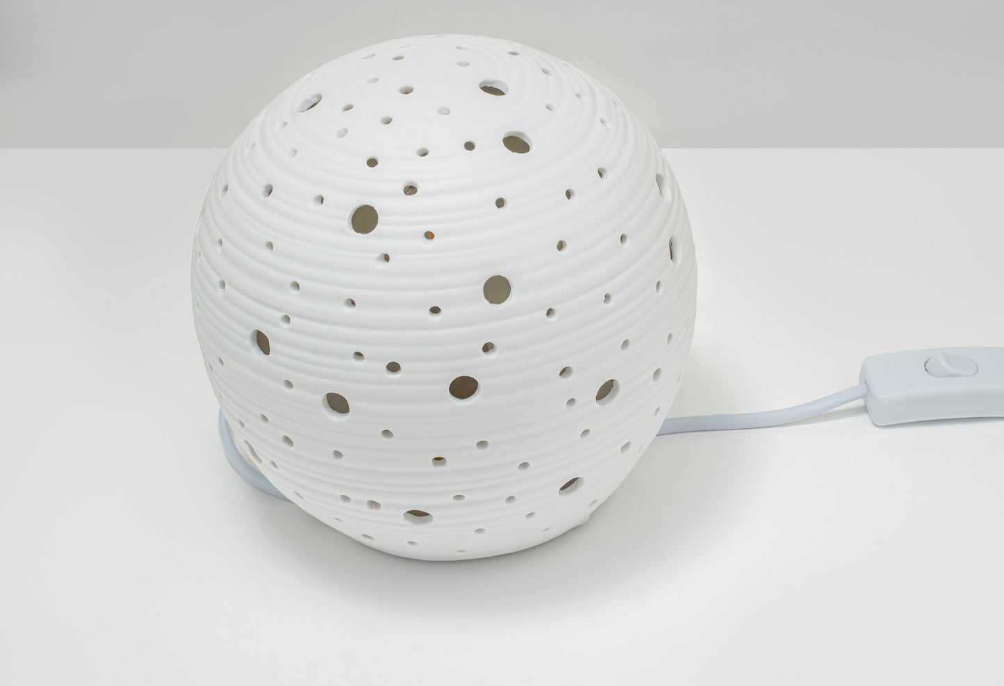 LAMPADA TONDA IN CERAMICA BIANCA